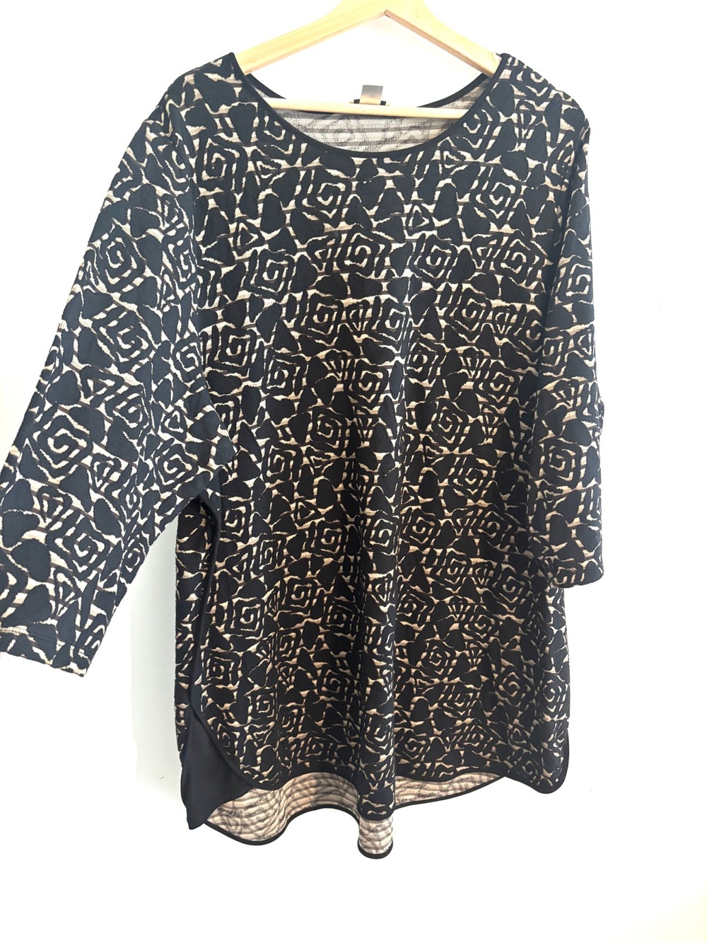 CJ Banks Size 3X Black and Cream Patterned Tunic Top